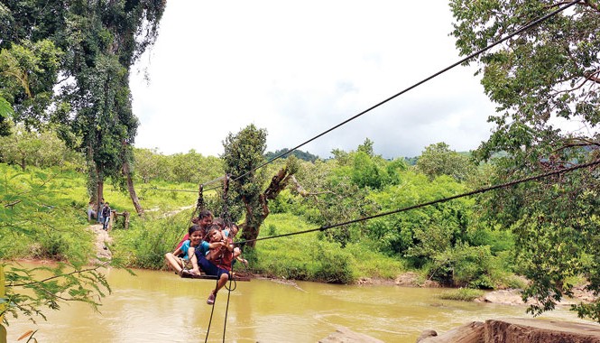 Cược mạng với đu dây vượt suối Qua suối bằng cáp treo tự chế