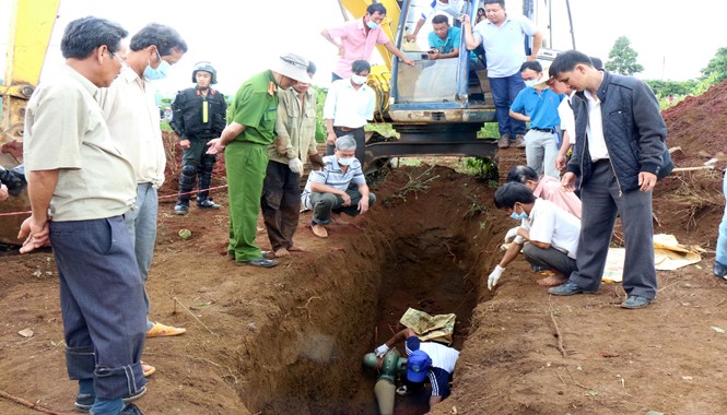 Kẻ vùi xác tài xế khai giết thêm hai người Hiện trường khai quật tử thi