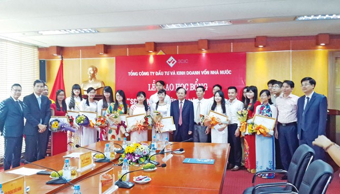 Trao học bổng 16 sinh viên xuất sắc Trao học bổng 16 sinh viên xuất sắc