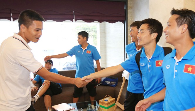 HLV Miura có chiêu gì ngăn 'Messi Thái'? Tiền đạo Lê Văn Thắng được các thành viên BHL chào đón trong lần đầu được triệu tập vào ĐTQG dưới thời HLV Miura. Ảnh: VSI