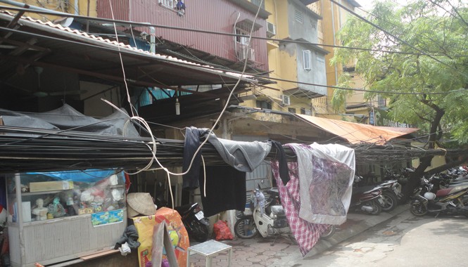 'Rác trời' sát nhà dân 'Rác trời' sát nhà dân