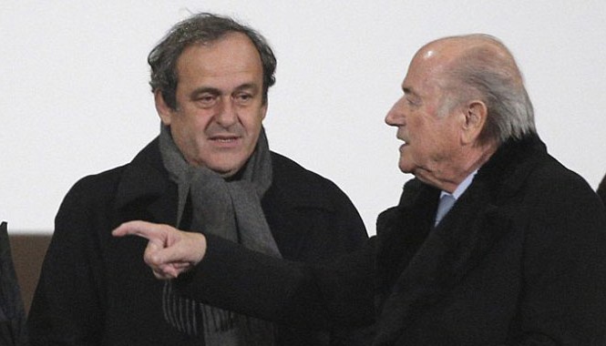 Platini phủ nhận việc nhận 'tiền bẩn' Chủ tịch UEFA Michel Platini (trái) được cho là nhận 1,35 triệu bảng từ FIFA để mở đường giúp ông Blatter tái đắc cử chức chủ tịch FIFA lần thứ tư. Ảnh: AP