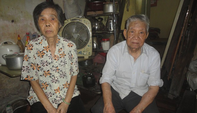 Mỏi mắt chờ khôi phục nhà bị cháy Vợ chồng ông Vũ Đình Ngôn tại 16 phố Lò Rèn. Ảnh: K.N