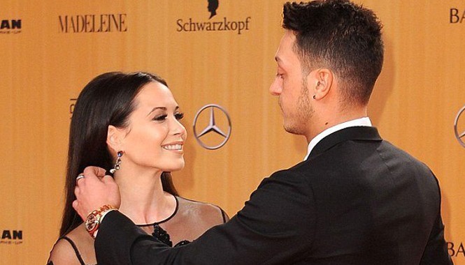 Mesut Oezil công khai tái hợp bồ cũ Oezil và Mandy Capristo “tình tứ” với nhau trong lễ trao giải.