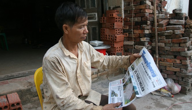 Những bài báo giấu trong thùng mì tôm Ông Nguyễn Thanh Chấn bên tờ báo Tiền Phong.