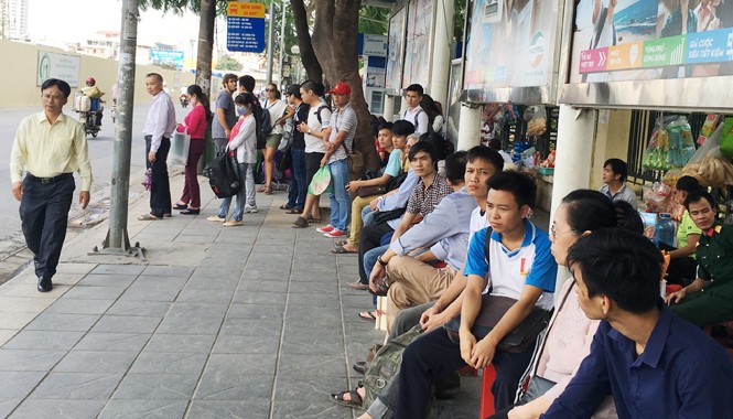 Cắt, giảm các tuyến xe buýt chống ùn tắc: Lợi bất cập hại Xe buýt bị điều chuyển, cắt giảm là nguyên nhân hành khách phải đợi chờ “dài cổ” trên đường Cầu Giấy - Xuân Thủy 3 ngày qua.