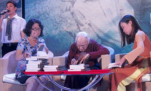Phu nhân cố Tổng Bí thư Nguyễn Văn Linh ra sách Tác giả ký tặng sách cho tuổi trẻ TPHCM.