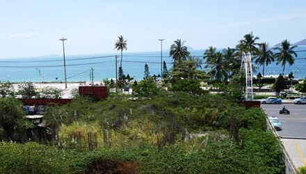Thu hồi khu đất vàng bị bỏ hoang ở trung tâm Nha Trang Hiện trạng khu đất 48-48A Trần Phú, Nha Trang.