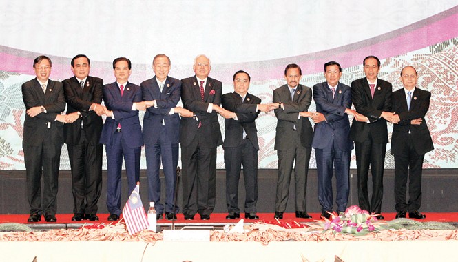 ASEAN sẽ thêm quyền 'mặc cả' Trong khuôn khổ Hội nghị cấp cao ASEAN 27 và các hội nghị liên quan, ngày 22/11, tại Malaysia, Thủ tướng Nguyễn Tấn Dũng dự Hội nghị cấp cao ASEAN-Liên Hợp Quốc lần thứ 7. Trong ảnh: Các trưởng đoàn chụp ảnh chung. Ảnh: TTXVN