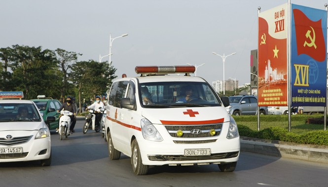 'Cò cấp cứu' len lỏi trong bệnh viện Xe cứu thương không có logo bệnh viện chạy trên đường Cổ Linh, Long Biên- Hà Nội. Ảnh: Như Ý