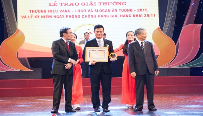 Thương hiệu vàng, logo và slogan ấn tượng 2015 Phó Tổng Giám đốc Trần Công Quỳnh Lân đại diện VietinBank nhận Giải thưởng Thương hiệu vàng, logo và slogan ấn tượng năm 2015.