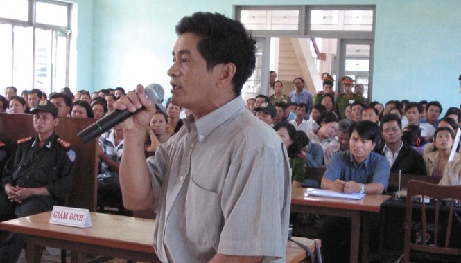 Những ai tham gia điều tra, truy tố, xét xử ông Huỳnh Văn Nén? Nguyên điều tra viên Cao Văn Hùng tại phiên tòa phúc thẩm (lần 3) vụ án vườn điều, ngày 10/3/2005.