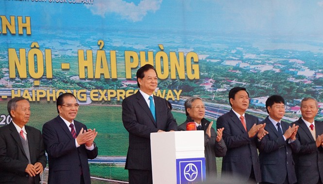 Tạo động lực phát triển đồng bằng Bắc bộ Thủ tướng Nguyễn Tấn Dũng phát lệnh thông xe. Ảnh: Đoàn Hà
