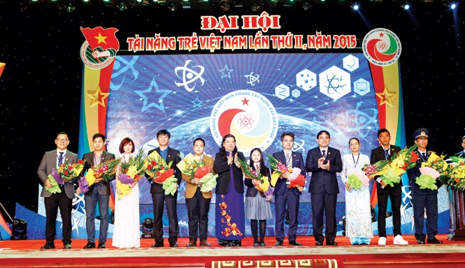 Tài năng trẻ Việt Nam: Nâng tầm vị thế quốc gia Phó Chủ tịch Quốc hội Tòng Thị Phóng và Bí thư Thứ nhất T.Ư Đoàn Nguyến Đắc Vinh cùng các tài năng trẻ tiêu biểu. Ảnh: Như Ý