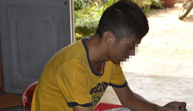 Khói cần sa len lỏi học đường Một thanh niên sử dụng cần sa.
