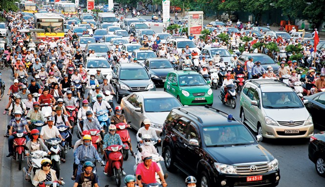 Lại kiến nghị hạn chế phương tiện cá nhân Phương tiện cá nhân được coi là thủ phạm gây ùn tắc giao thông. Ảnh: Hồng Vĩnh