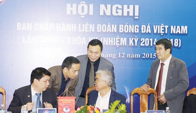 'Lãnh đạo VFF đang thiếu đoàn kết' Phó chủ tịch VFF Nguyễn Xuân Gụ (bìa phải) ví von ông như “người ngoại đạo” ngay trong nội bộ lãnh đạo VFF. Ảnh: VSI