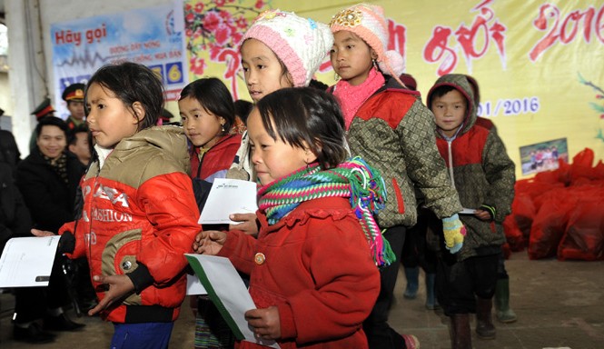Những tấm lòng “sưởi ấm” vùng cao Tặng quà cho trẻ em và người dân vùng cao. Ảnh: Xuân Tùng