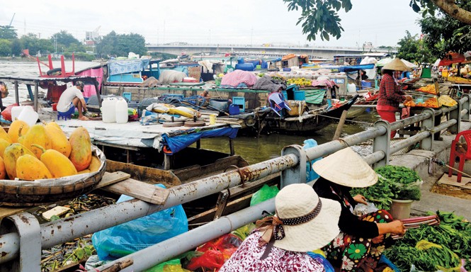 Tứ phương... chợ Khu chợ nổi giữa lòng Sài Gòn. Ảnh: Ngô Bình