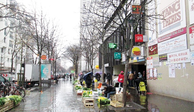 Chợ liều ở khu châu Á, Paris Một góc chợ “liều” trước hai siêu thị châu Á lớn “Tangfrères” và “Paris Store”, quận 13 Paris