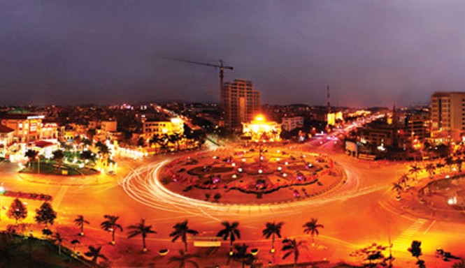 Thành phố Bắc Ninh: Đô thị hiện đại giàu bản sắc văn hóa Ngã Sáu trung tâm thành phố Bắc Ninh về đêm.