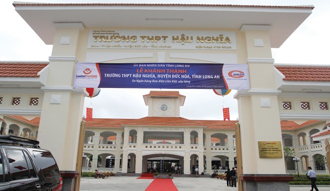 Sinh ra trong xã hội nào phải có trách nhiệm với xã hội ấy Trường THPT Hậu Nghĩa (Long An) khánh thành ngày 9/5/2014- công trình do LienVietPostBank tài trợ xây dựng.
