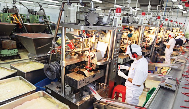 Cạnh tranh bằng nguồn thực phẩm chất lượng, an toàn Dây chuyền chế biến thực phẩm với công nghệ hiện đại của Vissan.