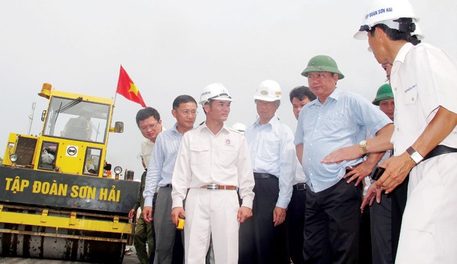 Hạ tầng giao thông đột phá trong gian khó Công tác kiểm soát chất lượng cũng được tăng cường; thời gian bảo hành QL 1, QL 14 nâng từ 2 lên 4 năm. Trong ảnh, Bộ trưởng GTVT Ðinh La Thăng kiểm tra công trường của nhà thầu Sơn Hải – đơn vị tự cam kết bảo hành dự án trong 5 năm. Ảnh: Bảo An