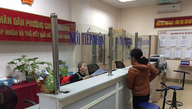 Công sở ngày làm việc đầu tiên sau Tết: Dân vẫn phải chờ cán bộ Dù đã 9h30 phút, nhưng mới chỉ có 1 cán bộ làm việc tại bộ phận “một cửa” của UBND phường Chương Dương (quận Hoàn Kiếm)