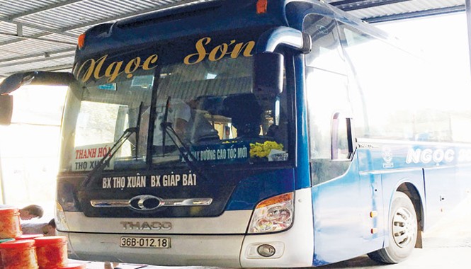 Những ai cầm đường dây nóng dịp Tết? Nhà xe Ngọc Sơn - BKS 36B-012.18 chạy Giáp Bát (Hà Nội) - Thanh Hóa bị hành khách phản ánh thu giá vé cao, nhồi nhét. Ảnh: CTV