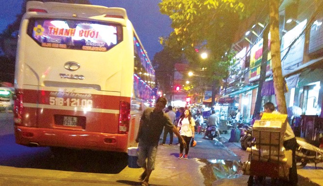 Hoạt động xe khách Việt Nam: 'Không giống ai' Xe hợp đồng chở khách theo tuyến cố định của Cty Thành Bưởi đỗ trên đường Lê Hồng Phong (TPHCM). Ảnh: Bảo An