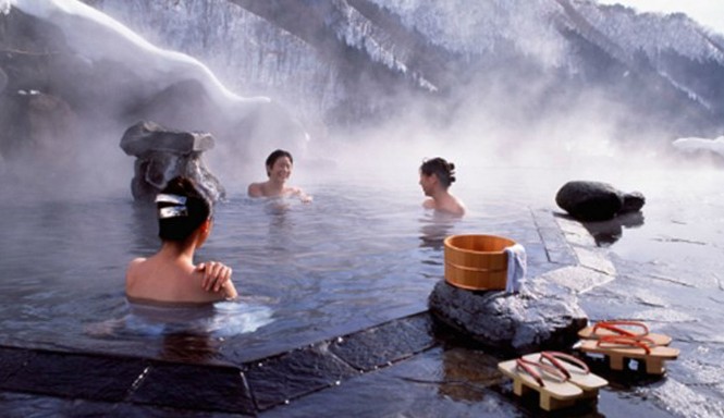 Nghệ thuật tắm khỏa thân Onsen Tắm khỏa thân Onsen ở bể ngoài trời. Ảnh: Japantourism