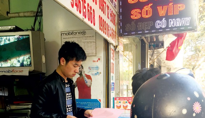 Nhiều đại lý gom sim 'song phát' 088 Một cửa hàng sim số trên đường Kim Mã, Hà Nội.