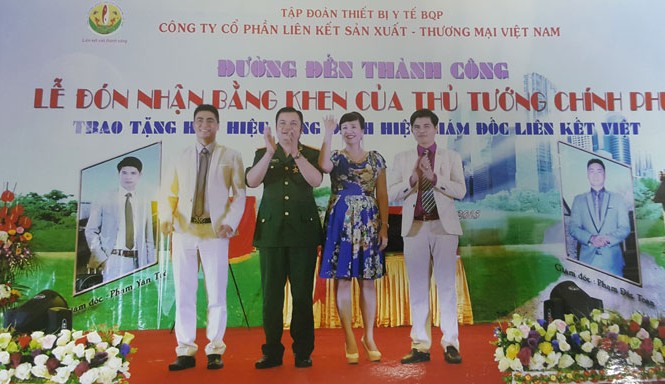Vì sao Bộ Công Thương không công khai việc xử phạt Liên Kết Việt? Lê Xuân Giang tại sự kiện làm giả lễ đón nhận bằng khen của Thủ tướng. Ảnh: CQCA cung cấp