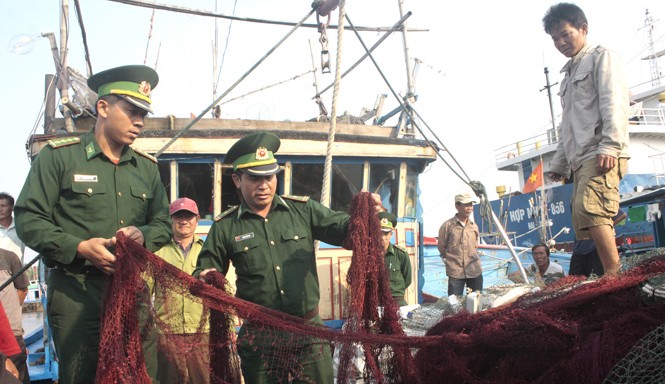 Chiêu trò mới của tàu Trung Quốc Toàn bộ ngư lưới cụ trên tàu 91939 đã bị cắt phá. Ảnh: Nguyễn Thành