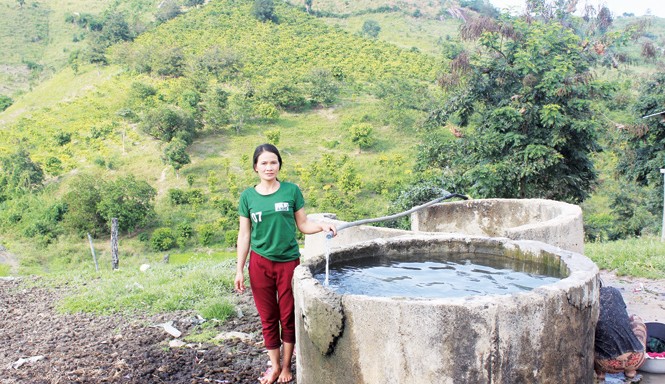 Y Ngăng dẫn nước về buôn Nước suối chảy về nhà Y Ngăng. Ảnh: TH