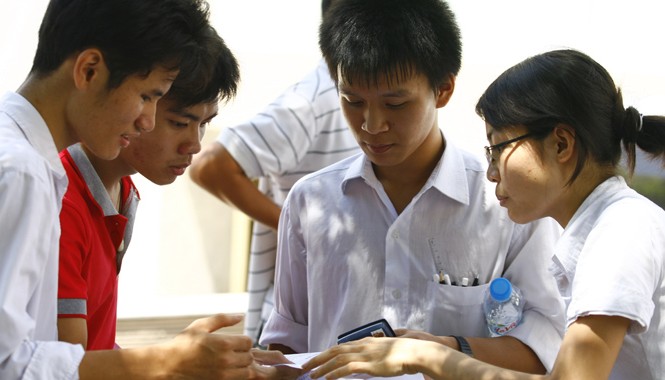 Nộp giấy báo điểm quá hạn, thí sinh mất quyền trúng tuyển Thí sinh dự thi THPT Quốc gia năm 2015 tại điểm thi ĐH Bách Khoa Hà Nội. Ảnh: Hồng Vĩnh