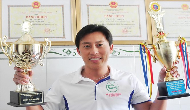 Những võ sỹ nghèo vô địch thế giới Anh Trần Công Tạo với cúp vô địch thế giới.
