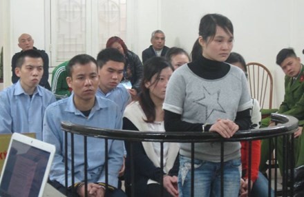 Kết án nhóm người Trung Quốc giao dịch trái phép hơn 800 tỷ đồng Wang Hui (đứng) cùng đồng phạm trong phiên xử. Ảnh: BH