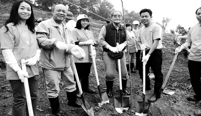 Trồng 8,5 vạn cây xanh tại Việt Nam Ông Okada Takuya (thứ 4 từ trái qua), 91 tuổi, Chủ tịch Quỹ môi trường Aeon trồng cây tại rừng Ba Vì.