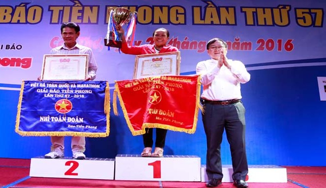 Để Việt dã nâng bước điền kinh Việt Tổng biên tập Lê Xuân Sơn trao cúp vô địch cho đoàn Khánh Hòa.