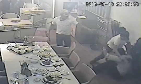 Tạm giữ hai người đâm chủ nhà hàng Cảnh đâm chủ nhà hàng được camera an ninh ghi lại
