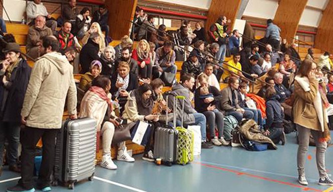 Brussels - một ngày đen tối Trung tâm thể thao thành phố Zaventem biến thành nơi đón tiếp hành khách đi máy bay. Ảnh: An Lê