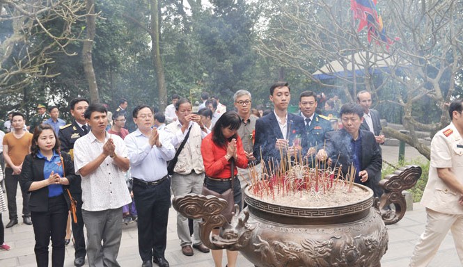 Gương mặt trẻ Việt Nam tiêu biểu về nguồn Các đại biểu đoàn hành trình về nguồn trong chương trình Kỷ niệm 20 năm Gương mặt trẻ Việt Nam tiêu biểu dâng hương tại Đền Hùng (Phú Thọ). Ảnh: Xuân Tùng