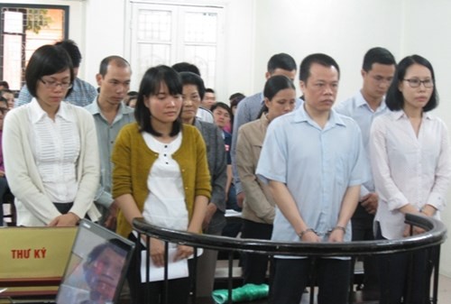 Móc ngoặc lãnh đạo ngân hàng, chiếm đoạt hàng chục tỷ đồng Vợ chồng Nguyễn Hoàng Long (bên phải)
