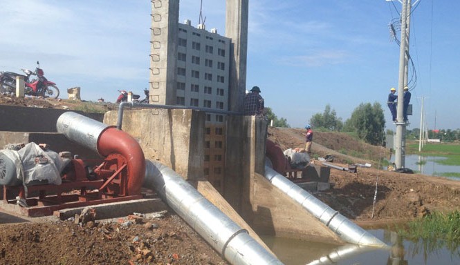 Chủ động cung ứng điện chống hạn hán và xâm nhập mặn Một trong những trạm bơm đang được khẩn trương tại khu vực Đồng Tháp Mười.