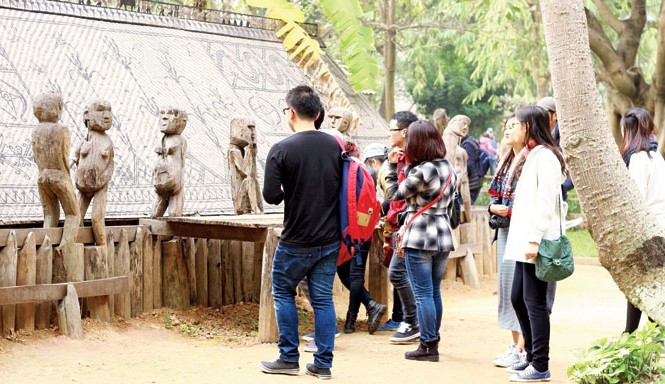 Bảo tàng Việt: Nâng đời hay là chết? Khách tham quan Bảo tàng Dân tộc học Việt Nam.