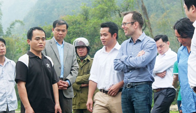 Đại sứ New Zealand trao tặng bò cho người nghèo Cao Bằng Đại sứ Manning (đeo kính) đến thăm người dân ở huyện Trà Lĩnh.