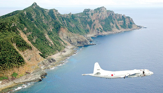 Nhật lắp radar giám sát biển Đông, Hoa Đông Máy bay giám sát Orion của Nhật Bản bay trên Senkaku/Điếu Ngư. Ảnh: Kyodo