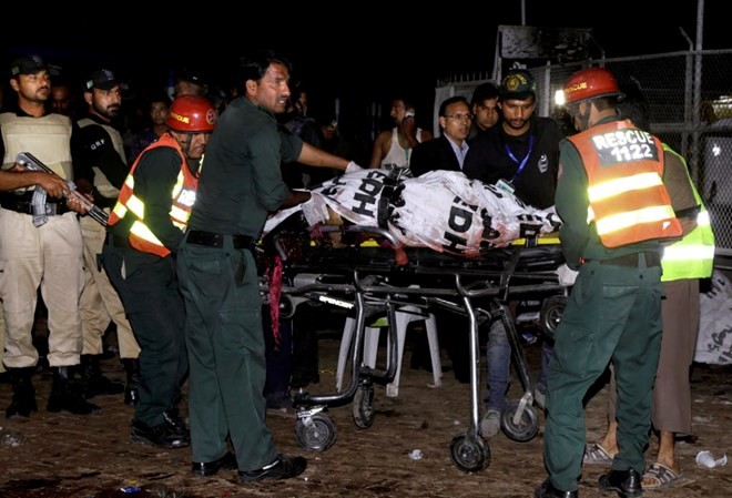 Việt Nam kịch liệt lên án vụ đánh bom ở Pakistan Hiện trường vụ đánh bom tự sát tại Pakistan tối 27/3. Nguồn: AP